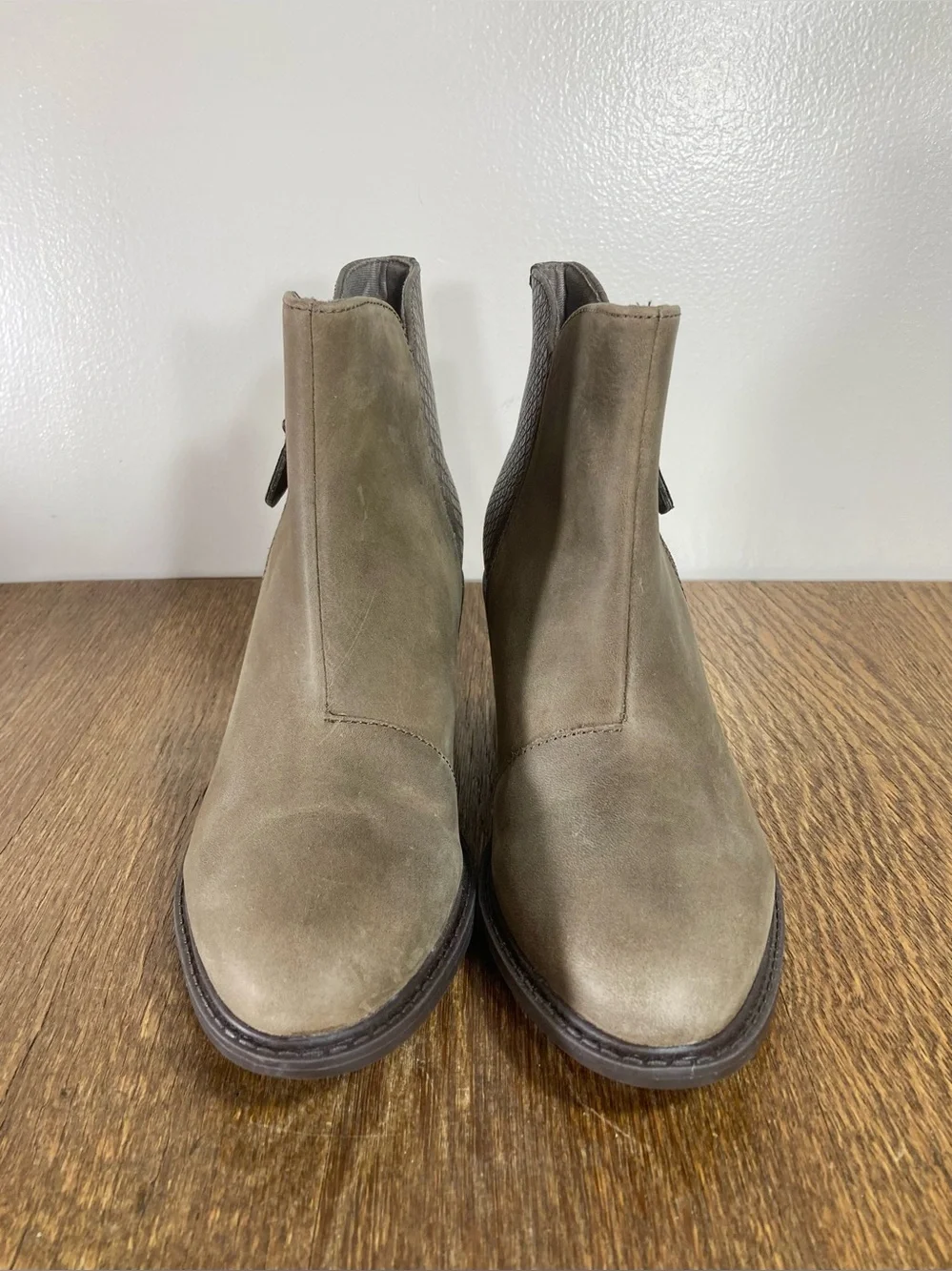 NWB Clarks Scene Zip Ankle Boot Women’s Size 6.5M Dk Taupe